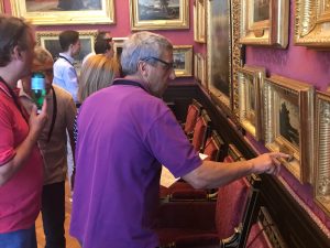 Recherches des réponses aux questions ou aux énigmes dans la galerie des peintures du château de Chantilly